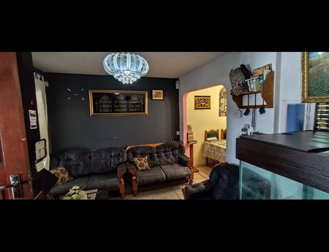 2 BEDROOM FREEHOLD FOR SALE IN MANENBERG